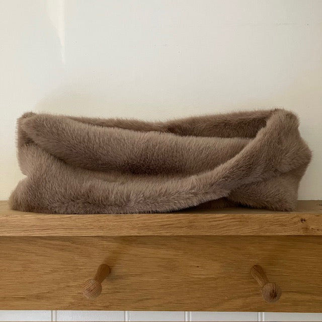 The Estelle Faux Fur Snood Beige is the perfect is an on-trend style with luxurious cosy warmth