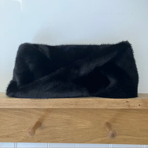 The Estelle Faux Fur Snood Black is the perfect is an on-trend style with luxurious cosy warmth