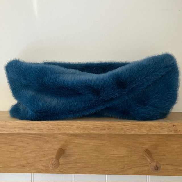 The Estelle Faux Fur Snood Teal is the perfect is an on-trend style with luxurious cosy warmth