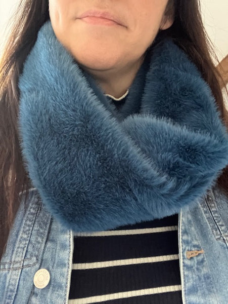 The Estelle Faux Fur Snood Teal is the perfect is an on-trend style with luxurious cosy warmth