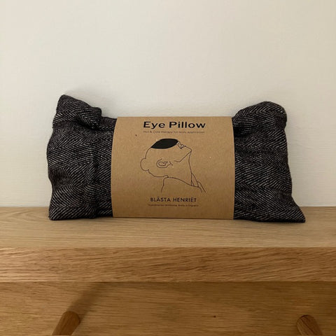 Eye Pillow Black is a wonderfully cosy and relaxing weighted eye pillow