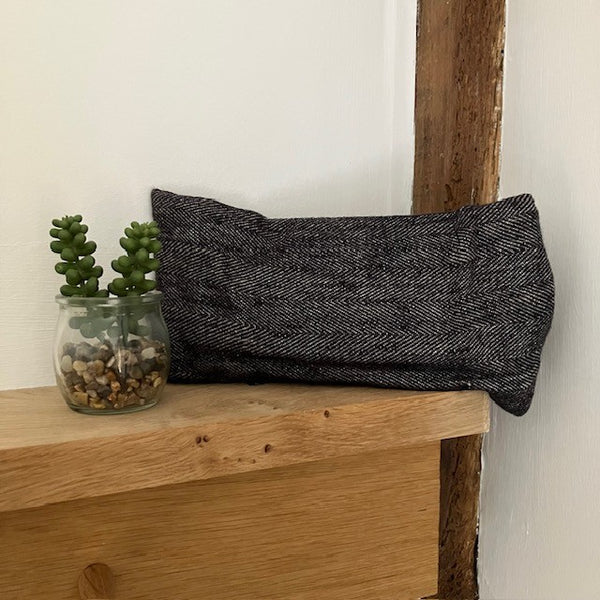 Eye Pillow Black is a wonderfully cosy and relaxing weighted eye pillow