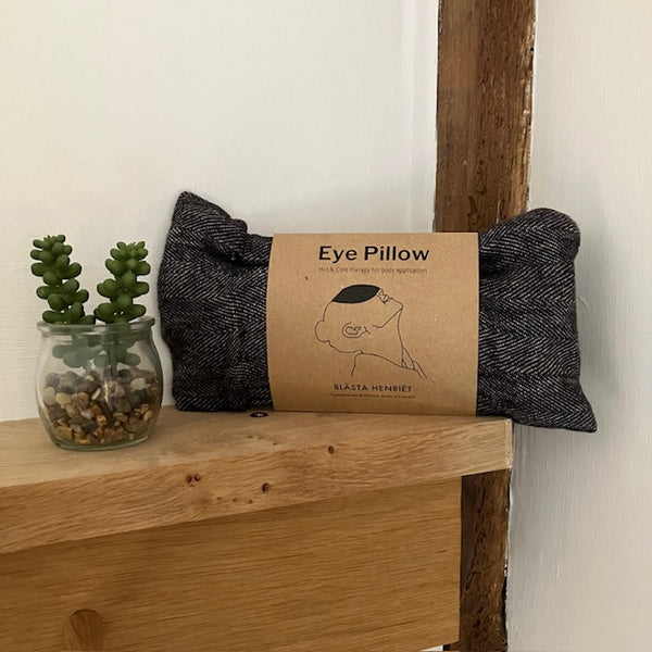 Eye Pillow Black is a wonderfully cosy and relaxing weighted eye pillow