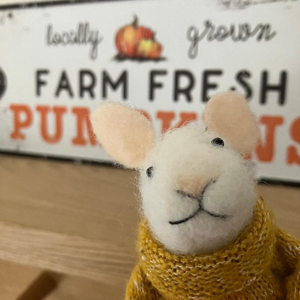 The Farm Fresh Pumpkins Sign is ideal if you are looking at adding some Autumn inspired details to your cosy home this fall