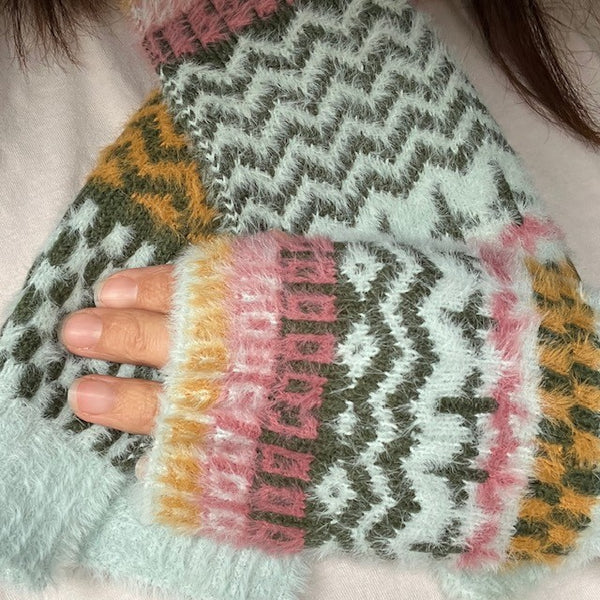 The Heather Wrist Warmers have a fabulous repeating pattern
