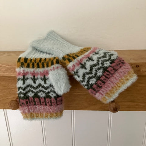 The Heather Wrist Warmers are wonderfully soft, cosy and warm in this fabulous eye catching design
