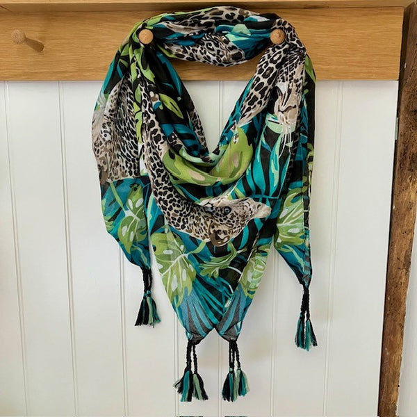 The Isra Scarf brings jungle colours, leopard print glam and tropical vibes. The stunning colours and eye-catching pattern make it my ideal summer accessory.