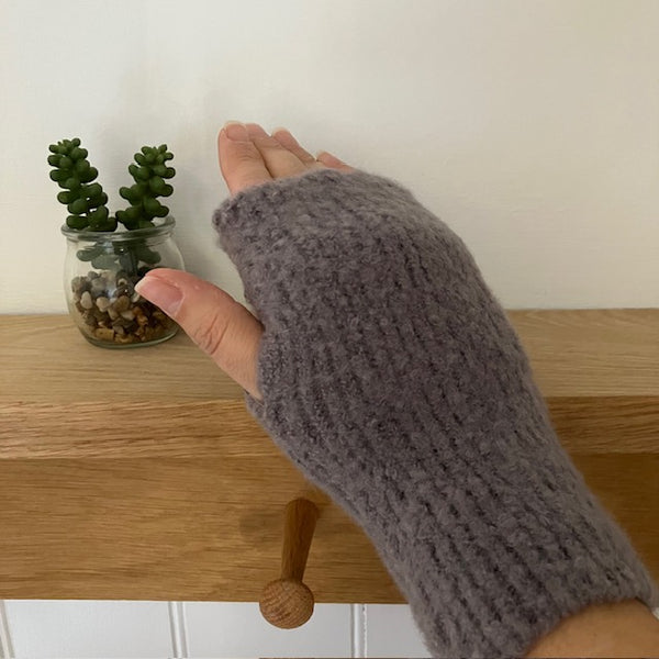 The Jenn Wrist Warmers Grey are super soft and ideal for keeping your hands all warm and cosy, leaving your fingers free to do all those day to day jobs