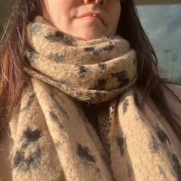 The Layla Scarf Caramel in this wonderful leopard print pattern is so soft and cosy with just a hint of sparkle