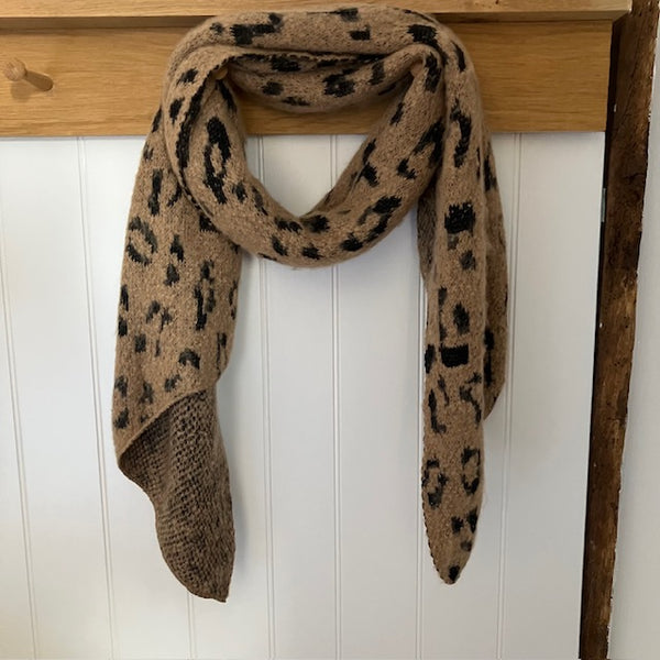 The Layla Scarf Caramel in this wonderful leopard print pattern is so soft and cosy with just a hint of sparkle