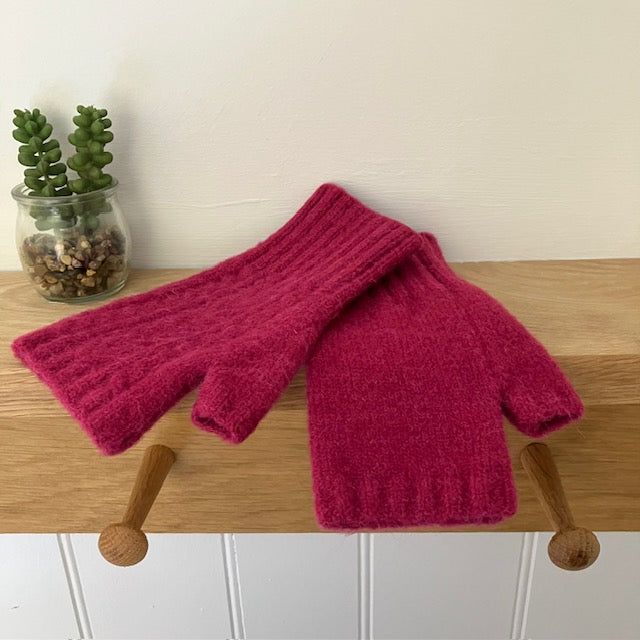 The Mildred Cashmere Fingerless Gloves Pink are luxurious and ideal if you want your fingers free but still have lovely cosy and warm hands