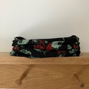 The Abella Snood Poppy Black has a fabulous bold floral print to add pattern to your outfit and will keep you cosy and warm