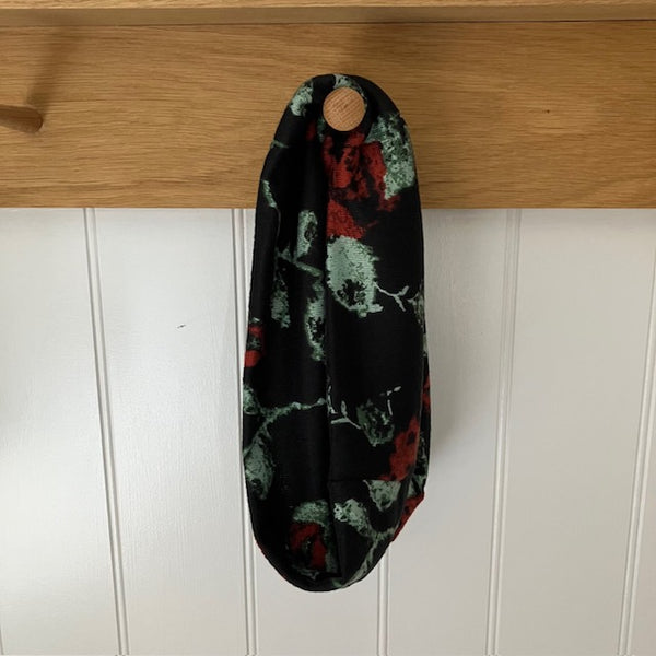 The Abella Snood Poppy Black has a fabulous bold floral print to add pattern to your outfit and will keep you cosy and warm