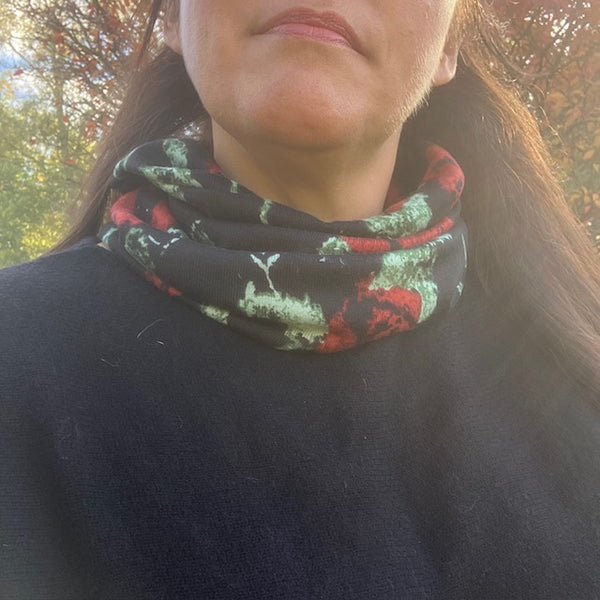 The Abella Snood Poppy Black has a fabulous bold floral print to add pattern to your outfit and will keep you cosy and warm