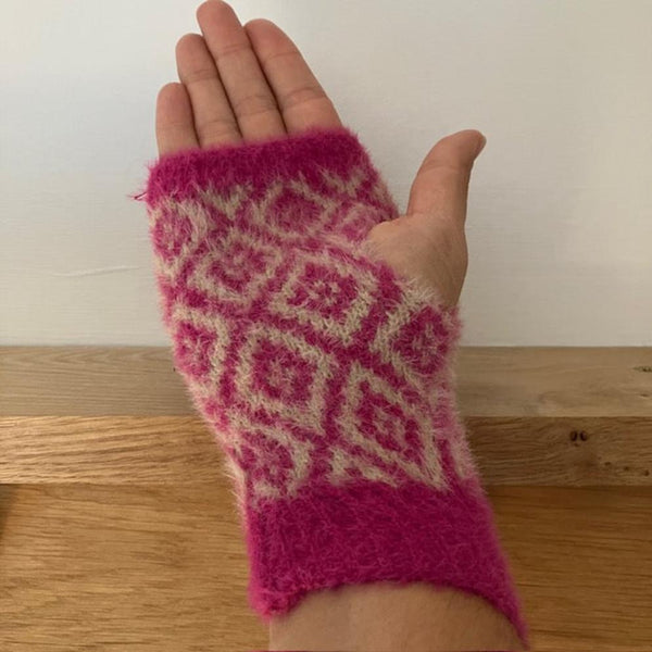 The Sloane Gloves Pink are a fabulous combination of gloves with overlapping wrist warmers for added warmth