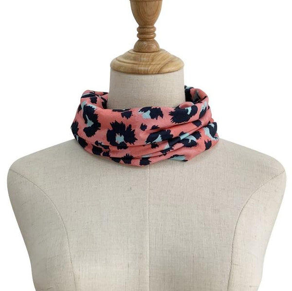 The Abella Snood Leopard Print Pink is the perfect bold on trend print to add to your outfit to keep you cosy and warm when you are on the go